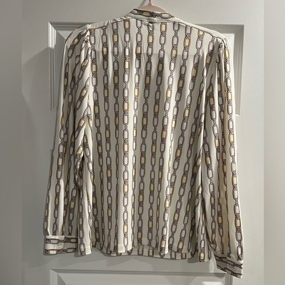 Classy Ann Taylor blouse with chain link pattern. Size medium. Like new - Picture 3 of 4
